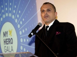 Miguel Bos� fue condecorado h�roe en la lucha contra el sida